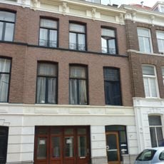 Herenhuis op rechthoekige plattegrond in eclectische stijl