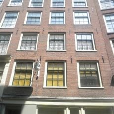 Pand met gevel onder rechte lijst