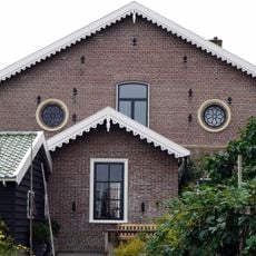 Bijgebouw aan de westzijde van de voormalige pastorie met aanbouw aan de noordwesthoek