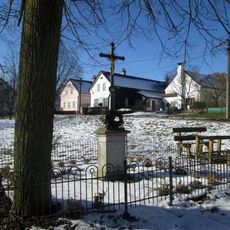 Kříž v Kosově na návsi