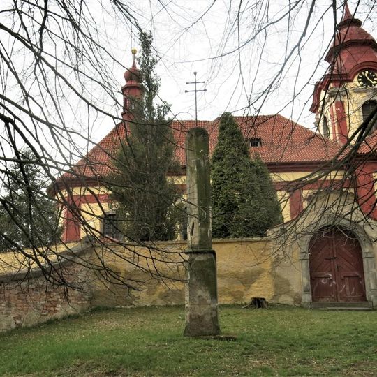 Kříž před kostelem v Ledčicích