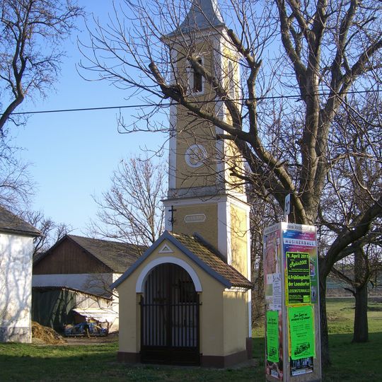 Ortskapelle mit Glockenturm