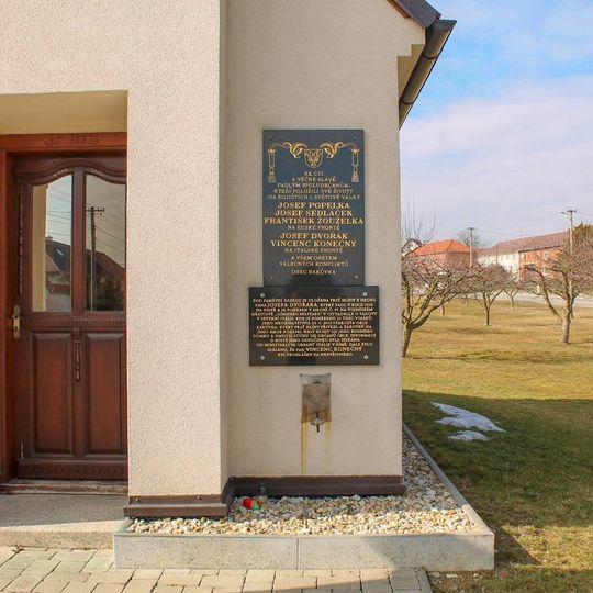 Pamětní deska v Rakůvce na zdi kaple