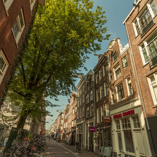 Pand met halsgevel met een fakkel in de afdekking