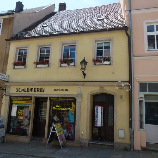 Wohnhaus mit Laden in geschlossener Bebauung Bahnhofstraße 8