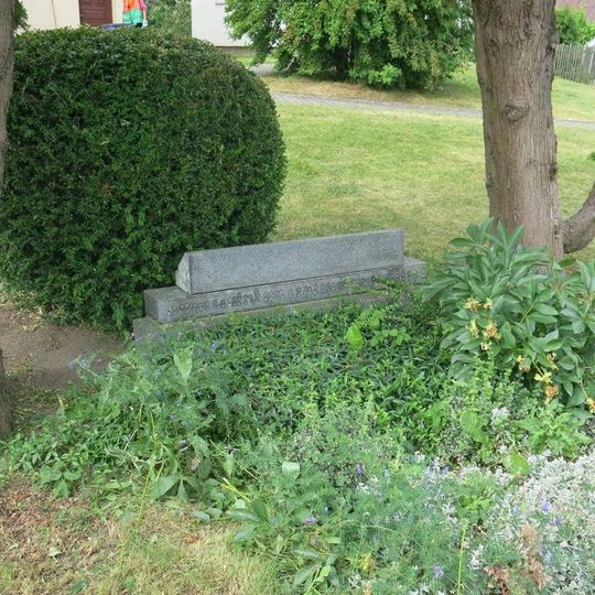 Trosky zbořeného pomníku u obecního úřadu v Huntířově