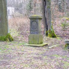 Kříž u lesní cesty západně od dolního nádraží v Mikulášovicích