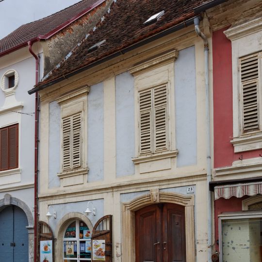 Bürgerhaus mit Teil der mittelalterlichen Stadtmauer