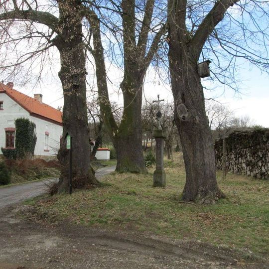 Kříž v Těšínově u křižovatky