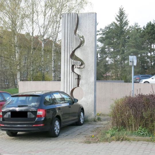 Betonová plastika u domu Antonína Sovy 3009 v České Lípě