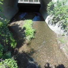 Most Riegrovy ulice přes Únětický potok v Roztokách