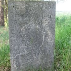 Pomník západně od Nevřeně