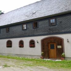 Wohnstallhaus und winklige Scheune eines Bauernhofes Goldbacher Straße 45