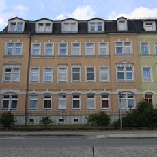 Mietshaus in geschlossener Bebauung mit Einfriedung Lutherstraße 1