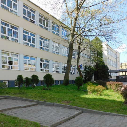 Budynek szkolny przy ulicy Ożarowskiej 69