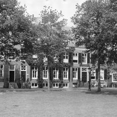 Pand met terugspringende sobere lijstgevel