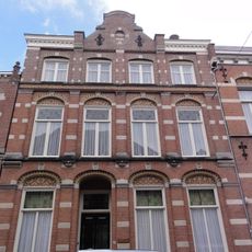 In de rooilijn van de oude dieze gelegen voormalig herenhuis