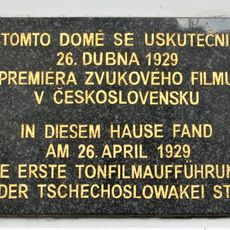 Pamětní deska premiéry zvukového filmu v Československu ve Varšavské ulici na Střekově