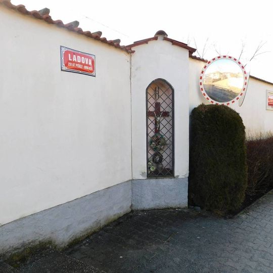 Výklenková kaplička v Nové Vsi