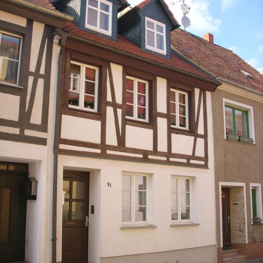 Wohnhaus in geschlossener Bebauung Geschwister-Scholl-Straße 11