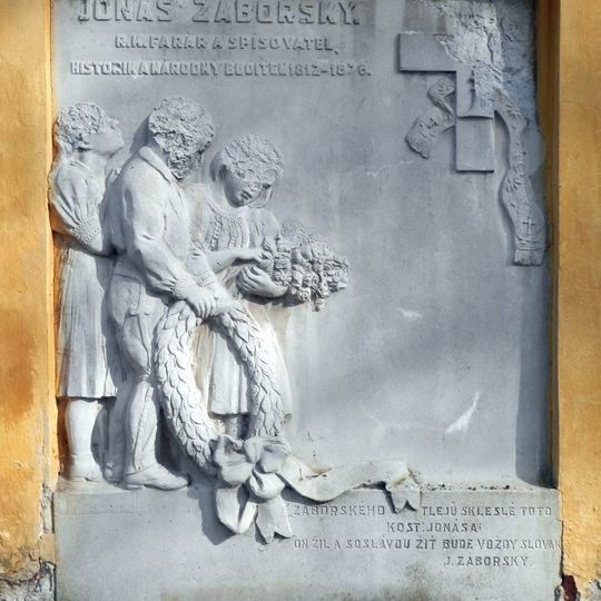 Kúria s areálom, tabuľa pamätná