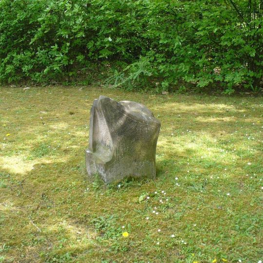 Kamenná plastika v parku u inspekce životního prostředí v Krásném Březně