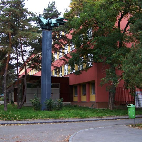 Bronzová plastika Letící, Praha 6-Břevnov