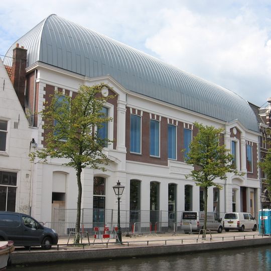 Voormalige stadsapotheek en verbandhuis van het voormalige Cath. Gasthuis. Gepleisterde bakstenen puntgevel.