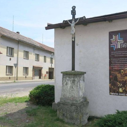 Kříž na rozcestí ulic Jiráskova a Nádražní v Třebenicích