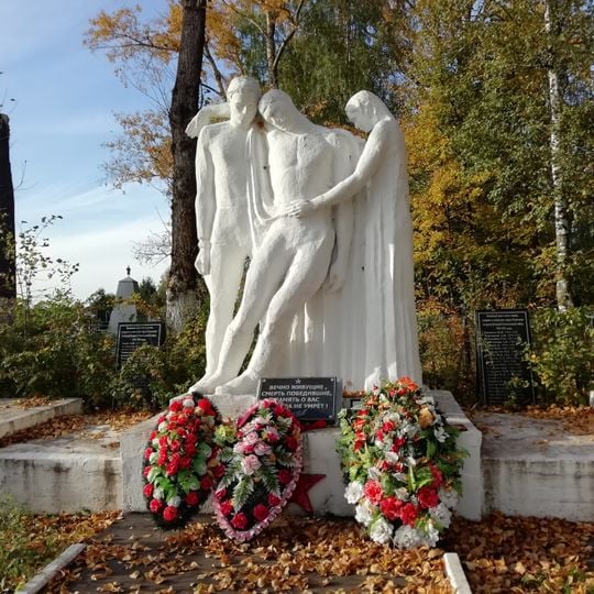 Воинское кладбище, на котором захоронено 104 советских воина, умерших от ран в госпиталях в годы Великой Отечественной войны