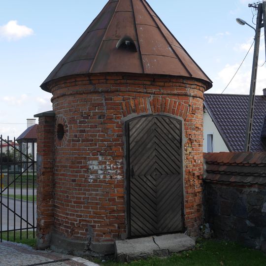 Ogrodzenie z 3 kaplicami murowanymi i 1 drewnianą