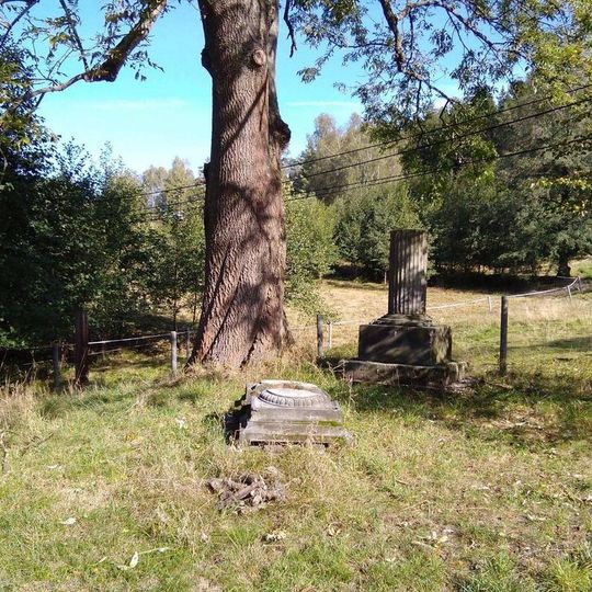 Rozvalený podstavec ulomeného kříže u polní cesty na severním okraji Chřibské