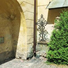 Kříž u východní zdi kostela Nalezení svatého kříže ve Frýdlantu