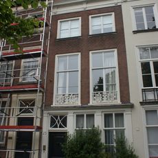 Pand met gevel in Lodewijk XVI stijl met kroonlijst op gesneden consoles