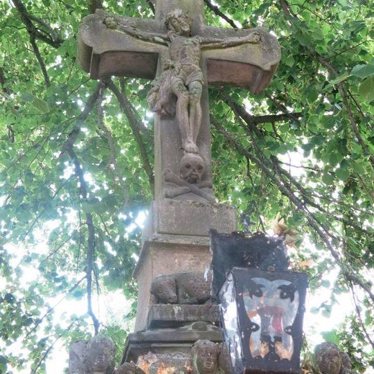 Kamenný kříž u obecního úřadu v Kyjích u Jičína