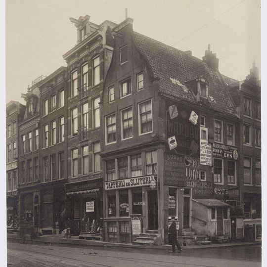 Pand met gevel onder rechte lijst