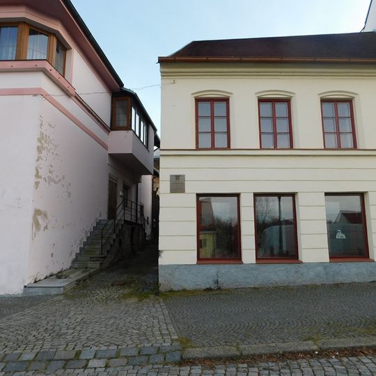 Pamětní deska Josefa Příhody na domě Žižkovo nám. 255/32 ve Vlašimi