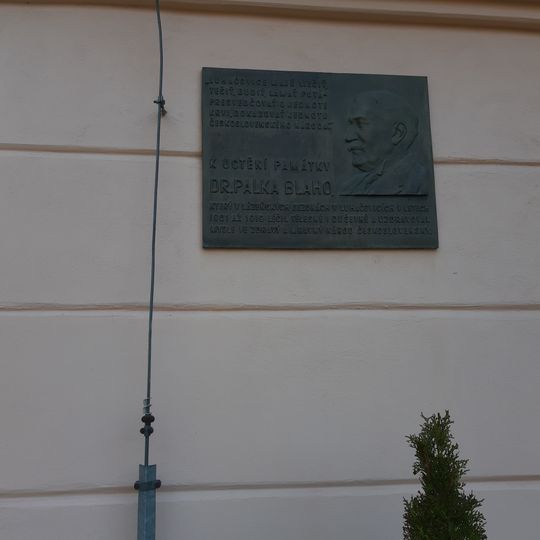 Pamětní deska doktora Palka Blaho na Jurkovičově domě v Luhačovicích