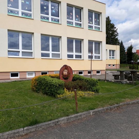 Plastika u školy v Tučapech