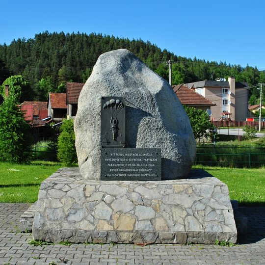 Pamätník sov. parašutistom