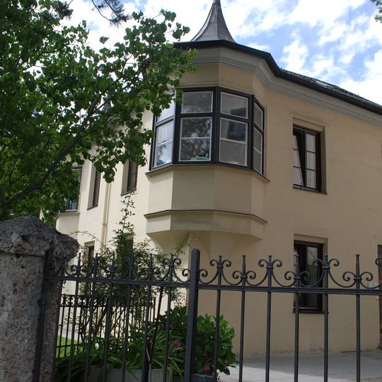 Kindergarten, sog. Spielmannschlössl einschließlich Einfriedungsmauer an der Höttinger Au