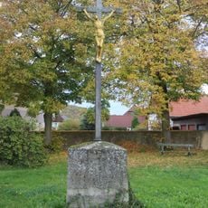 Pamětní kříž ve Skryjích východně za kostelem