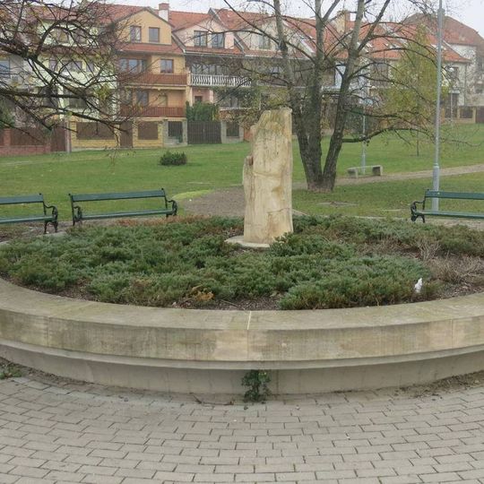 Pomník zkamenělého stromu v parku v Hrnčířské ulici v Lounech