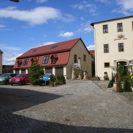 Gasthof „Zur Sonne“ mit Ausspanne, mit allen den Hof umfangenden Bauten einschließlich der inneren Bauten und des Torbogens: Gasthaus, Nebengebäude mit Stall, Remisen- und Stallgebäude, südliches Fachwerknebengebäude mit Schuppen sowie zwei