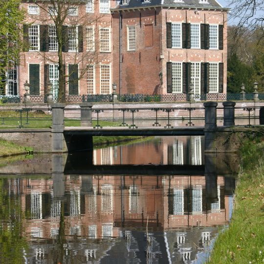 Kasteel Duivenvoorde: Brug over de vijver