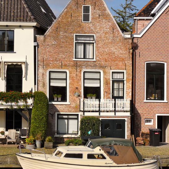 Achtergevel met puntgevel en balkon aan Turfmarkt