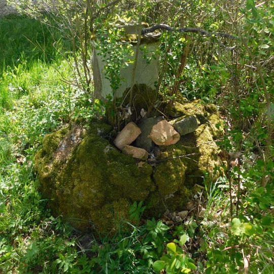 Podstavec u kostela svatého Jana Nepomuckého u zámku Javorná