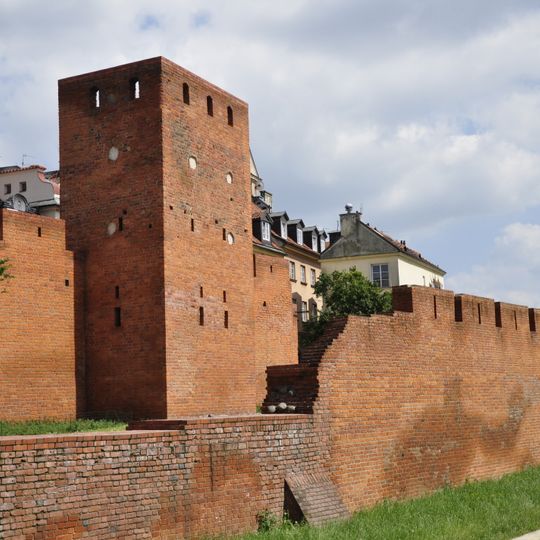 Mury obronne Starego Miasta od pl. Zamkowego wzdłuż ul. Podwale, Mostowej, Brzozowej i Kanonii