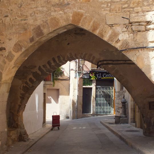 Pas cobert a la perllongació del carrer Vilanova