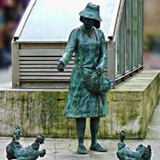 Femmes avec des poules